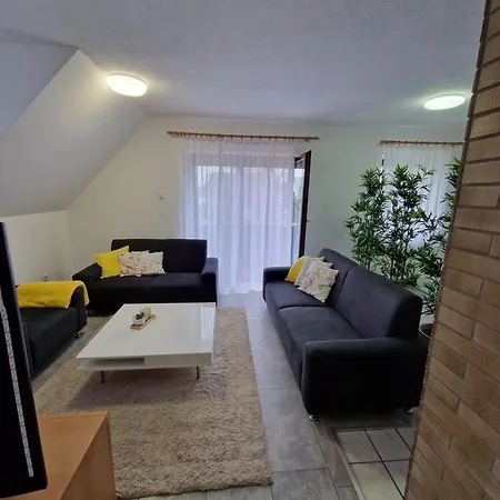 Lara * Sankt Peter am Bichl